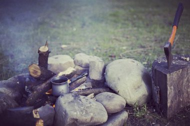 Yemek kahvaltı. Yemek kahvaltı bir yaz kampında bir kamp ateşi üzerinde.