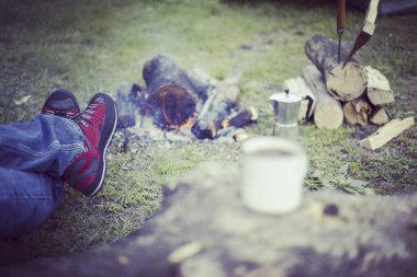 Yemek kahvaltı. Yemek kahvaltı bir yaz kampında bir kamp ateşi üzerinde.