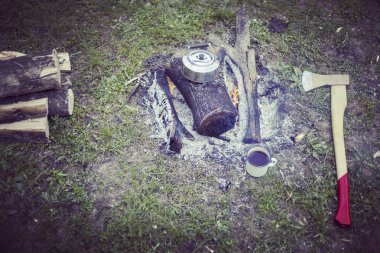 Yemek kahvaltı. Yemek kahvaltı bir yaz kampında bir kamp ateşi üzerinde.