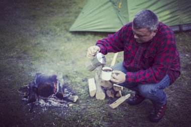 Yemek kahvaltı. Yemek kahvaltı bir yaz kampında bir kamp ateşi üzerinde.