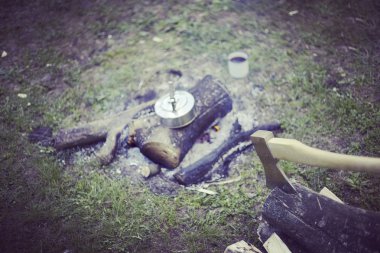 Yemek kahvaltı. Yemek kahvaltı bir yaz kampında bir kamp ateşi üzerinde.