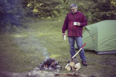Yemek kahvaltı. Yemek kahvaltı bir yaz kampında bir kamp ateşi üzerinde.