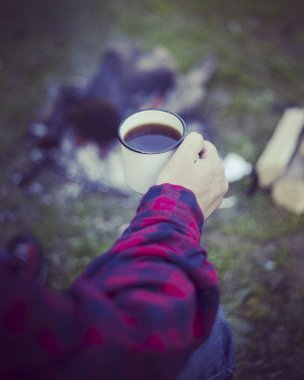 Yemek kahvaltı. Yemek kahvaltı bir yaz kampında bir kamp ateşi üzerinde.