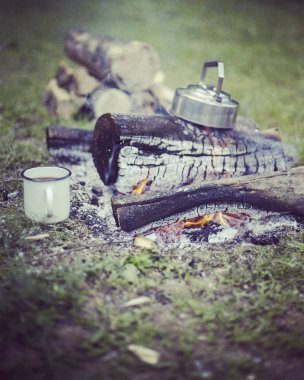 Yemek kahvaltı. Yemek kahvaltı bir yaz kampında bir kamp ateşi üzerinde.