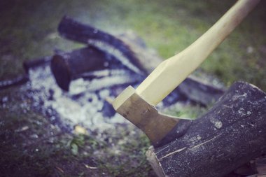 Yemek kahvaltı. Yemek kahvaltı bir yaz kampında bir kamp ateşi üzerinde.