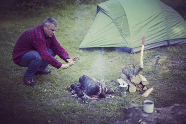 Yemek kahvaltı. Yemek kahvaltı bir yaz kampında bir kamp ateşi üzerinde.
