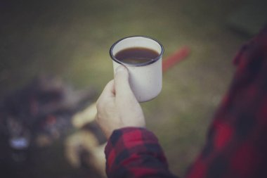Yemek kahvaltı. Yemek kahvaltı bir yaz kampında bir kamp ateşi üzerinde.
