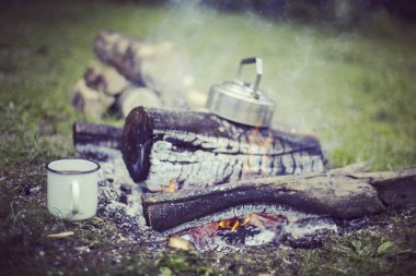 Yemek kahvaltı. Yemek kahvaltı bir yaz kampında bir kamp ateşi üzerinde.