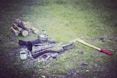 Yemek kahvaltı. Yemek kahvaltı bir yaz kampında bir kamp ateşi üzerinde.