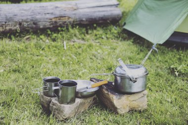 Yemek kahvaltı. Yemek kahvaltı bir yaz kampında bir kamp ateşi üzerinde.