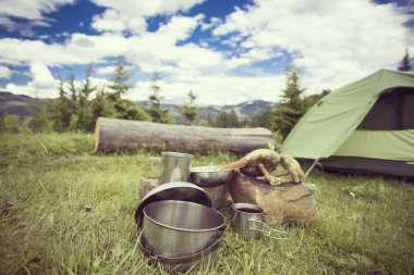 Yemek kahvaltı. Yemek kahvaltı bir yaz kampında bir kamp ateşi üzerinde.