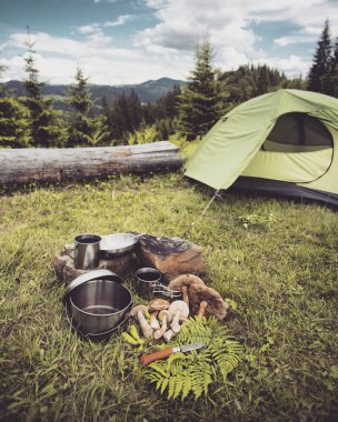 Yemek kahvaltı. Yemek kahvaltı bir yaz kampında bir kamp ateşi üzerinde.