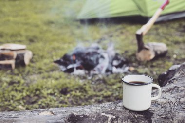 Yemek kahvaltı. Yemek kahvaltı bir yaz kampında bir kamp ateşi üzerinde.
