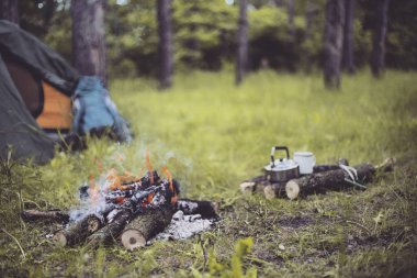 Yemek kahvaltı. Yemek kahvaltı bir yaz kampında bir kamp ateşi üzerinde.