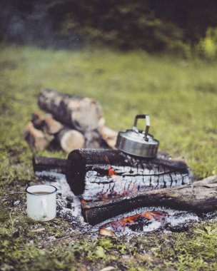 Yemek kahvaltı. Yemek kahvaltı bir yaz kampında bir kamp ateşi üzerinde.