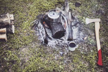 Yemek kahvaltı. Yemek kahvaltı bir yaz kampında bir kamp ateşi üzerinde.