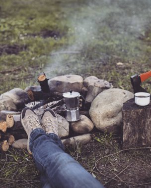 Yemek kahvaltı. Yemek kahvaltı bir yaz kampında bir kamp ateşi üzerinde.