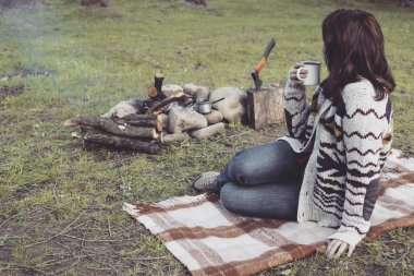 Yemek kahvaltı. Yemek kahvaltı bir yaz kampında bir kamp ateşi üzerinde.