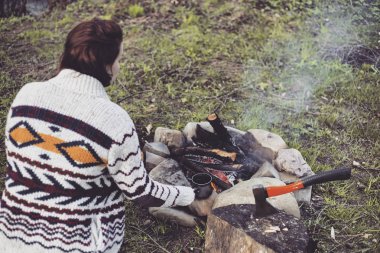 Yemek kahvaltı. Yemek kahvaltı bir yaz kampında bir kamp ateşi üzerinde.