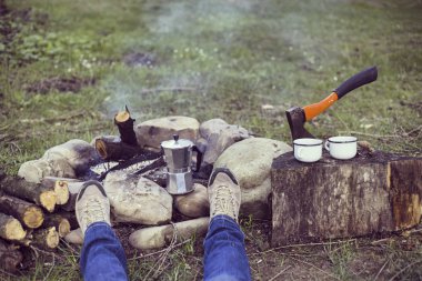 Yemek kahvaltı. Yemek kahvaltı bir yaz kampında bir kamp ateşi üzerinde.