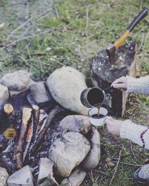 Yemek kahvaltı. Yemek kahvaltı bir yaz kampında bir kamp ateşi üzerinde.