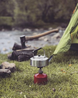 Yemek kahvaltı. Yemek kahvaltı bir yaz kampında bir kamp ateşi üzerinde.