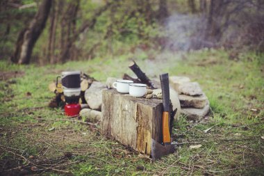 Yemek kahvaltı. Yemek kahvaltı bir yaz kampında bir kamp ateşi üzerinde.