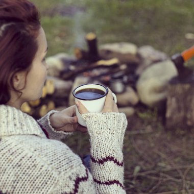 Yemek kahvaltı. Yemek kahvaltı bir yaz kampında bir kamp ateşi üzerinde.