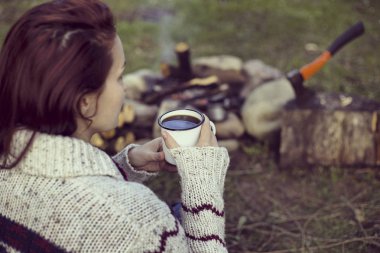Yemek kahvaltı. Yemek kahvaltı bir yaz kampında bir kamp ateşi üzerinde.