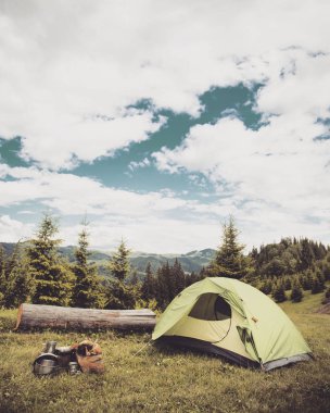 Yemek kahvaltı. Yemek kahvaltı bir yaz kampında bir kamp ateşi üzerinde.