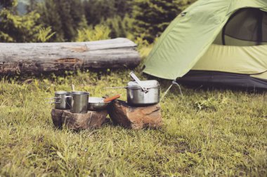 Yemek kahvaltı. Yemek kahvaltı bir yaz kampında bir kamp ateşi üzerinde.