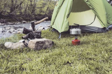 Yemek kahvaltı. Yemek kahvaltı bir yaz kampında bir kamp ateşi üzerinde.