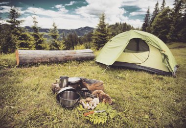 Yemek kahvaltı. Yemek kahvaltı bir yaz kampında bir kamp ateşi üzerinde.
