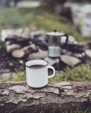 Yemek kahvaltı. Yemek kahvaltı bir yaz kampında bir kamp ateşi üzerinde.
