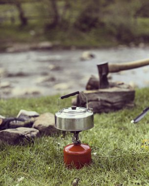 Yemek kahvaltı. Yemek kahvaltı bir yaz kampında bir kamp ateşi üzerinde.