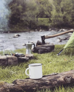 Yemek kahvaltı. Yemek kahvaltı bir yaz kampında bir kamp ateşi üzerinde.