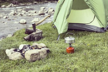 Yemek kahvaltı. Yemek kahvaltı bir yaz kampında bir kamp ateşi üzerinde.