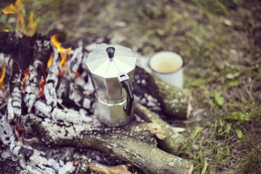 Yemek kahvaltı. Yemek kahvaltı bir yaz kampında bir kamp ateşi üzerinde.
