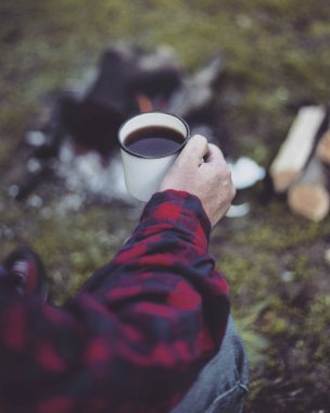 Yemek kahvaltı. Yemek kahvaltı bir yaz kampında bir kamp ateşi üzerinde.