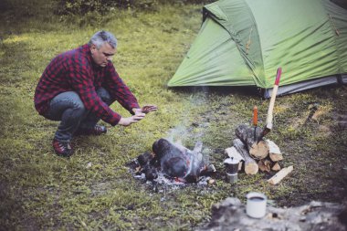 Yemek kahvaltı. Yemek kahvaltı bir yaz kampında bir kamp ateşi üzerinde.
