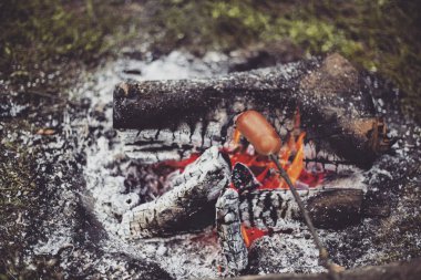 Yemek kahvaltı. Yemek kahvaltı bir yaz kampında bir kamp ateşi üzerinde.