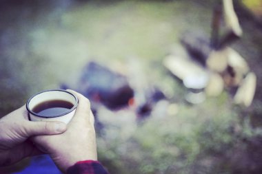 Yemek kahvaltı. Yemek kahvaltı bir yaz kampında bir kamp ateşi üzerinde.