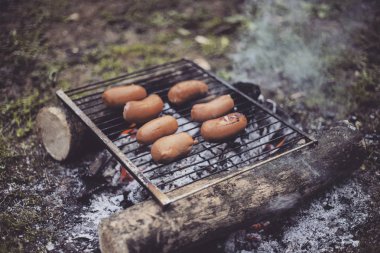 Yemek kahvaltı. Yemek kahvaltı bir yaz kampında bir kamp ateşi üzerinde.