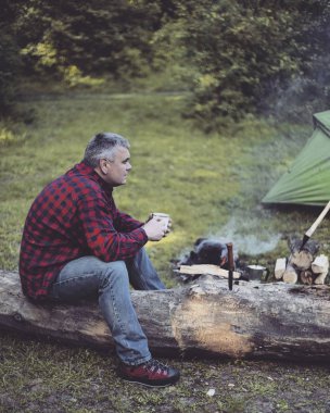 Yemek kahvaltı. Yemek kahvaltı bir yaz kampında bir kamp ateşi üzerinde.