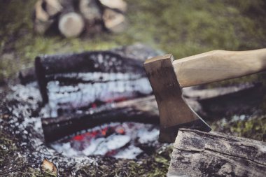 Yemek kahvaltı. Yemek kahvaltı bir yaz kampında bir kamp ateşi üzerinde.