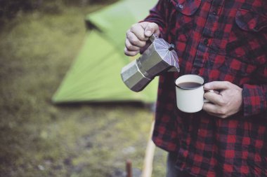 Yemek kahvaltı. Yemek kahvaltı bir yaz kampında bir kamp ateşi üzerinde.
