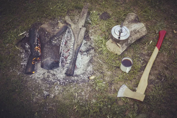 Kochen Frühstück am Lagerfeuer in einem Sommerlager. — Stockfoto