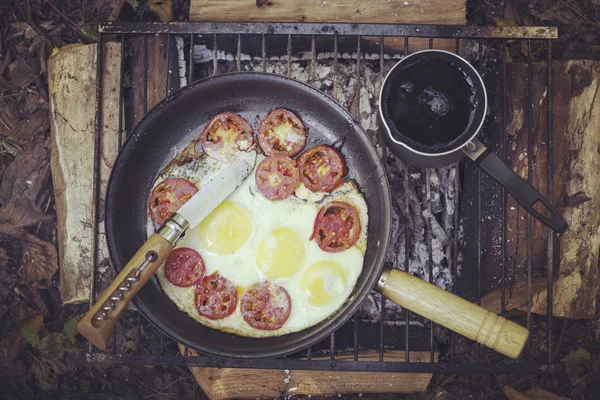 Culinária café da manhã pequeno-almoço cozinhando em uma fogueira em um acampamento de verão . — Fotografia de Stock