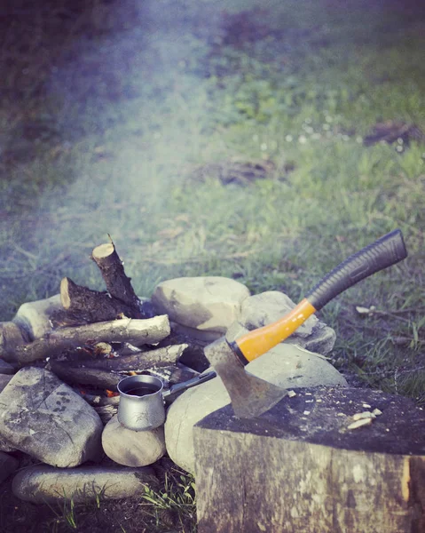 Cooking breakfast.Cooking breakfast on a campfire at a summer camp. — Stock Photo, Image