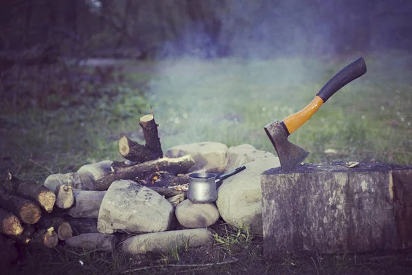 Yemek kahvaltı. Yemek kahvaltı bir yaz kampında bir kamp ateşi üzerinde.